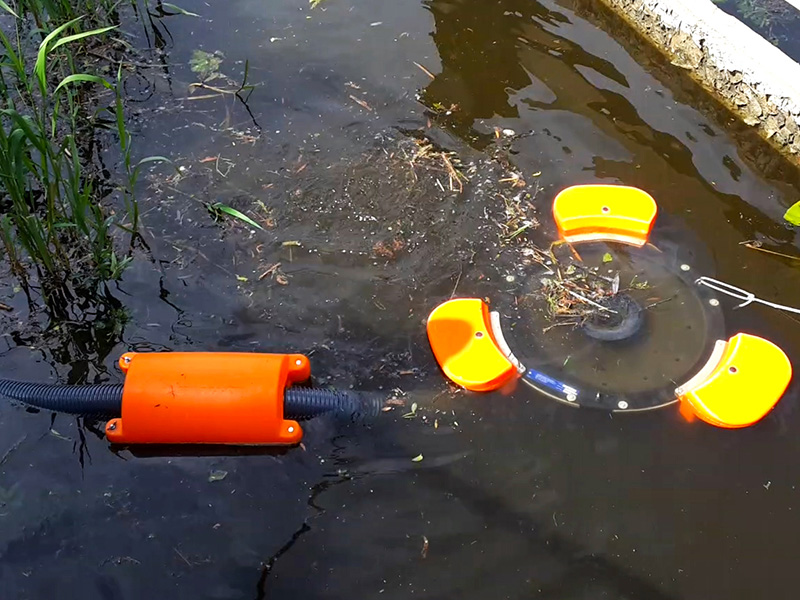 Weed Skimmer - Picture 1 Weed Skimmer collecting grass