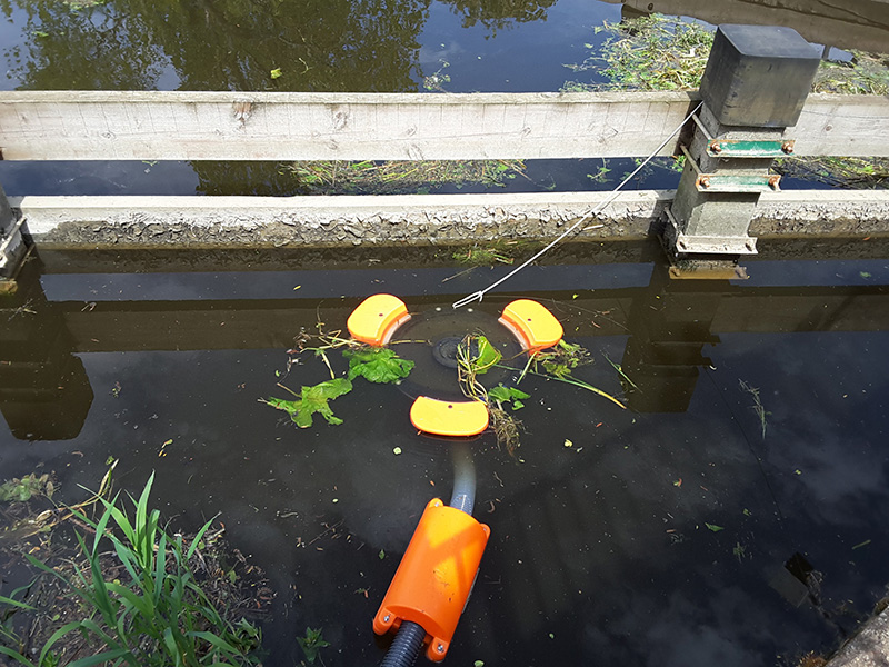 Weed Skimmer - Picture 4 Weed Skimmer collecting weed